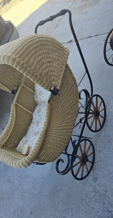 Vintage Wicker Baby Buggy/ Doll Carriage 