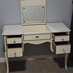 Beautiful French Provincial Style Vanity (Creme color with Gold Trim)... $200