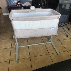 Baby Crib /  Bassinet 