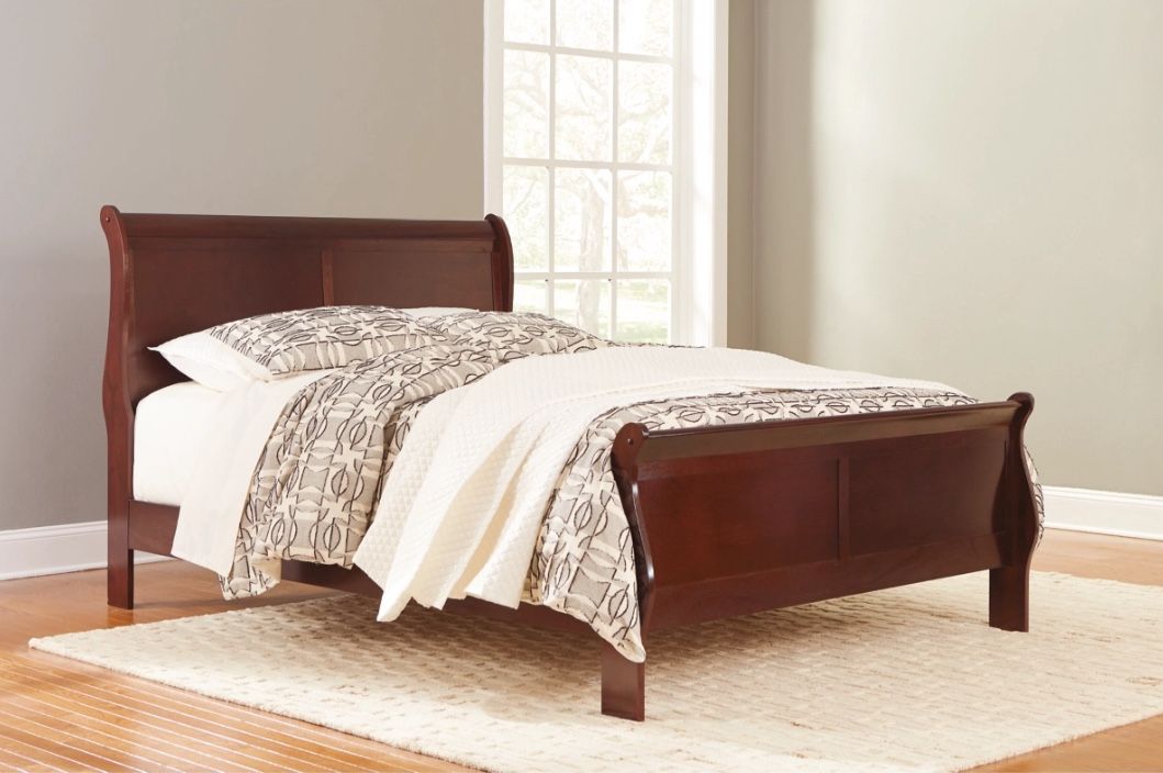🛏 Queen Sleigh Bed – 63 x 85 x 47 | Ashley Furniture
