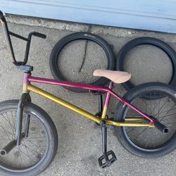 GT Performer Mercado 20.5 BMX Bike With Pegs & Extra Tires