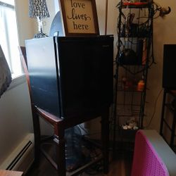 Fridge With Sm Freezer/ Frigidaire 