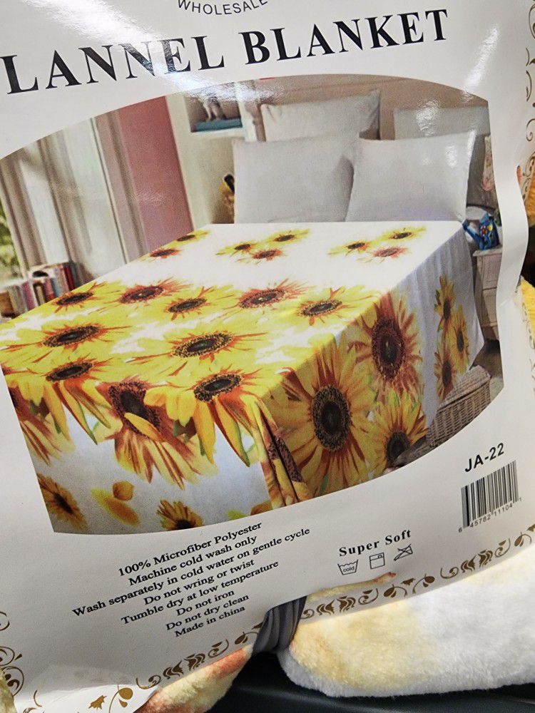 New Queen/King Sunflower Throw Blanket 😍😍😍