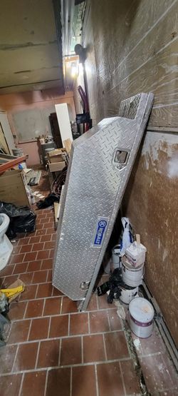 Colbolt utility box approximately 5ft length 10wi