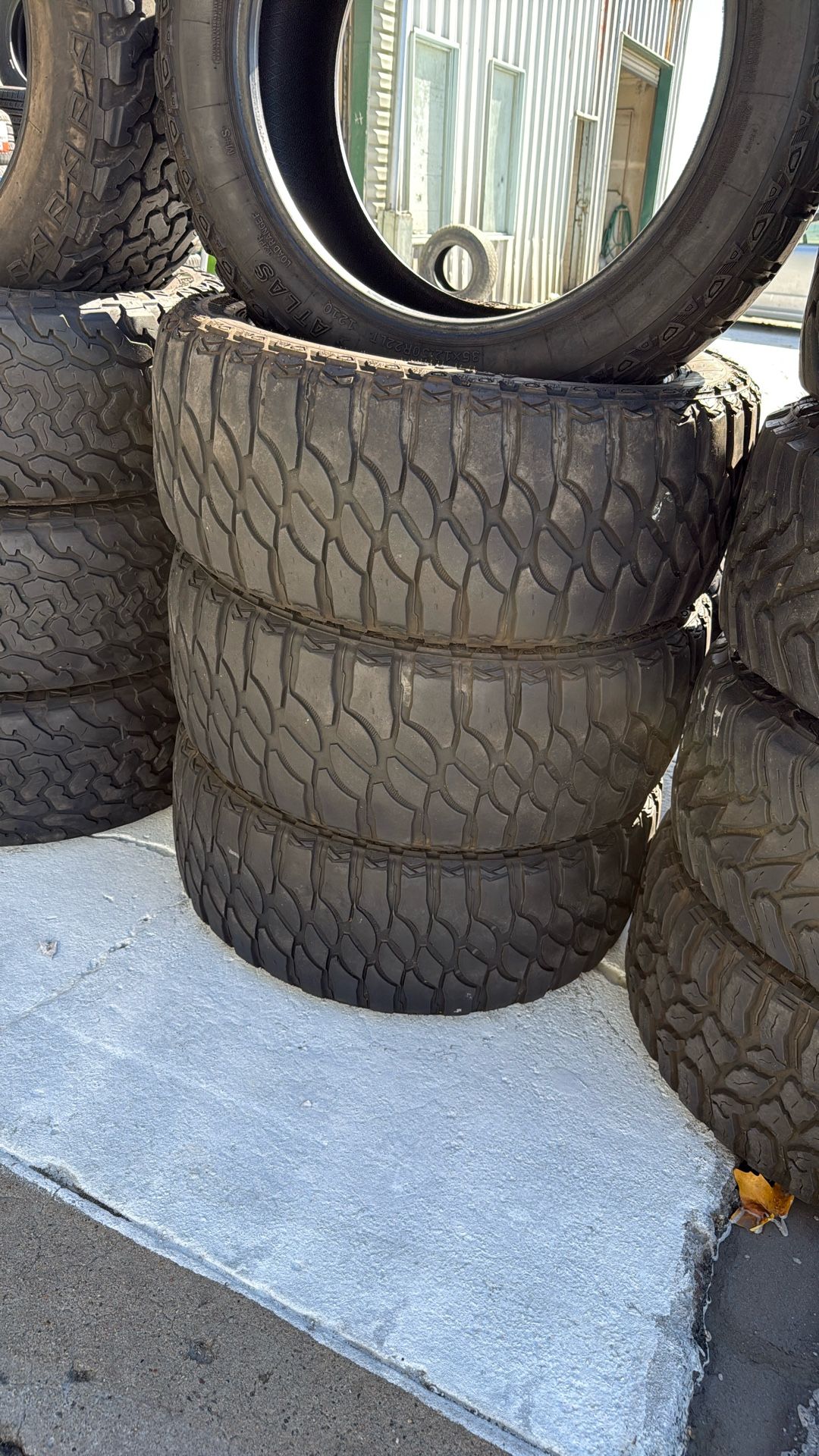 22” 4 used tires 35x12.50R22 M/T