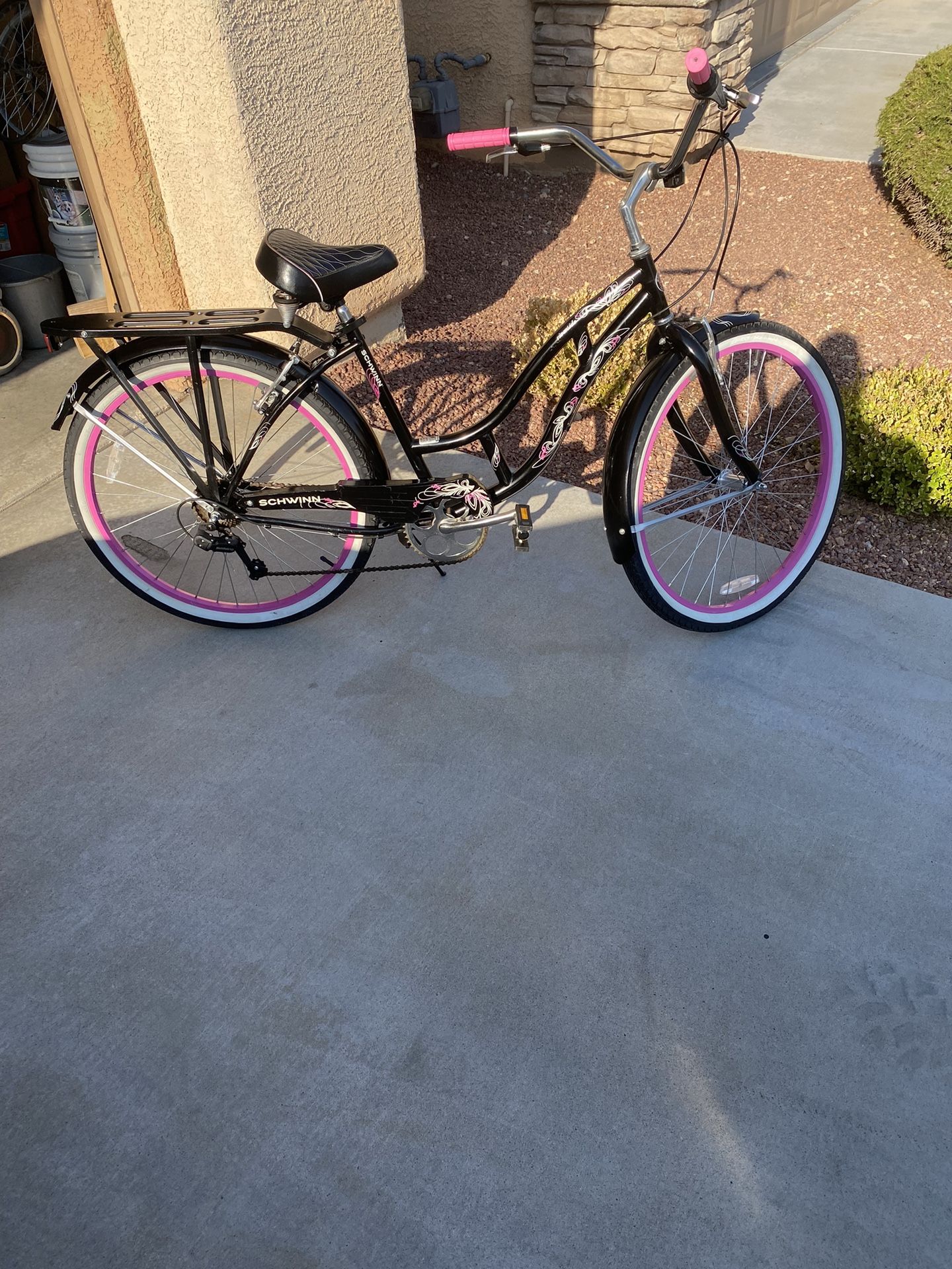 Schwinn Riverside 26” Women's 7-Speed Beach Cruiser Bike