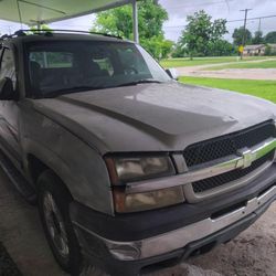 00-07 Chevy avalanche parts part out, good engine n transmission 30 day warranty. Call or text three three seven (contact info removed)