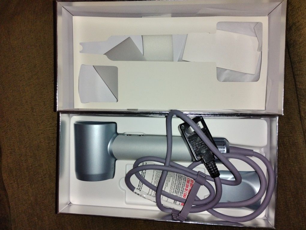 Blow Dryer With Magnetic Attachments