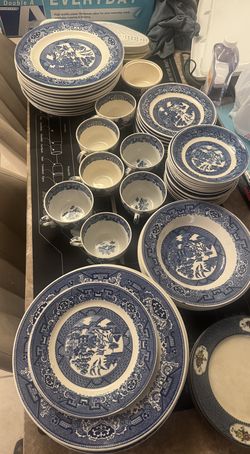 Large Vintage Blue Willow China Collection – Mixed Lot (50+ Pieces) Beautifully preserved collection of the iconic Blue Willow pattern. This lot featu