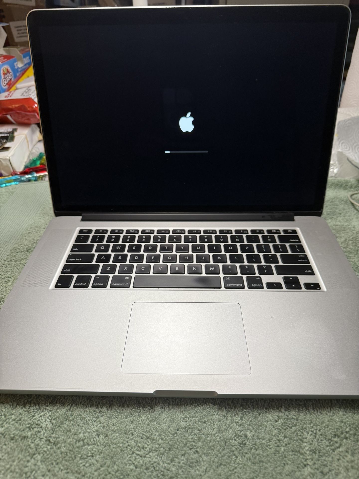 MacBook Pro ( Retina 15, Inch ,Mid 2014 ) 2.2 GHZ Quad Core Intel Core I7 16 GB Ram & 256 GB HD
