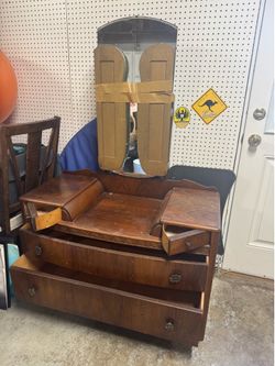 Classic Vintage Vanity/Dresser