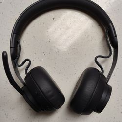 Logitech Zone Wireless Plus headset.
Bluetooth + USB Connection.
Retractable Microphone.
