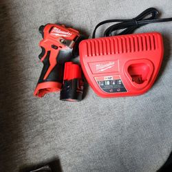 Milwaukee m12 Impact Driver 1/4 battery 2.0ah and charger 
