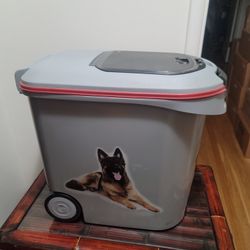 DOG CANTINER FOR FOOD HAS WHEELS  SEALS TIGHT