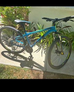 GT Mountain Bike Size adult small Wheels 27.5 Multiple Speeds 24 Disc brakes