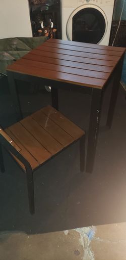 Table with 2 chairs