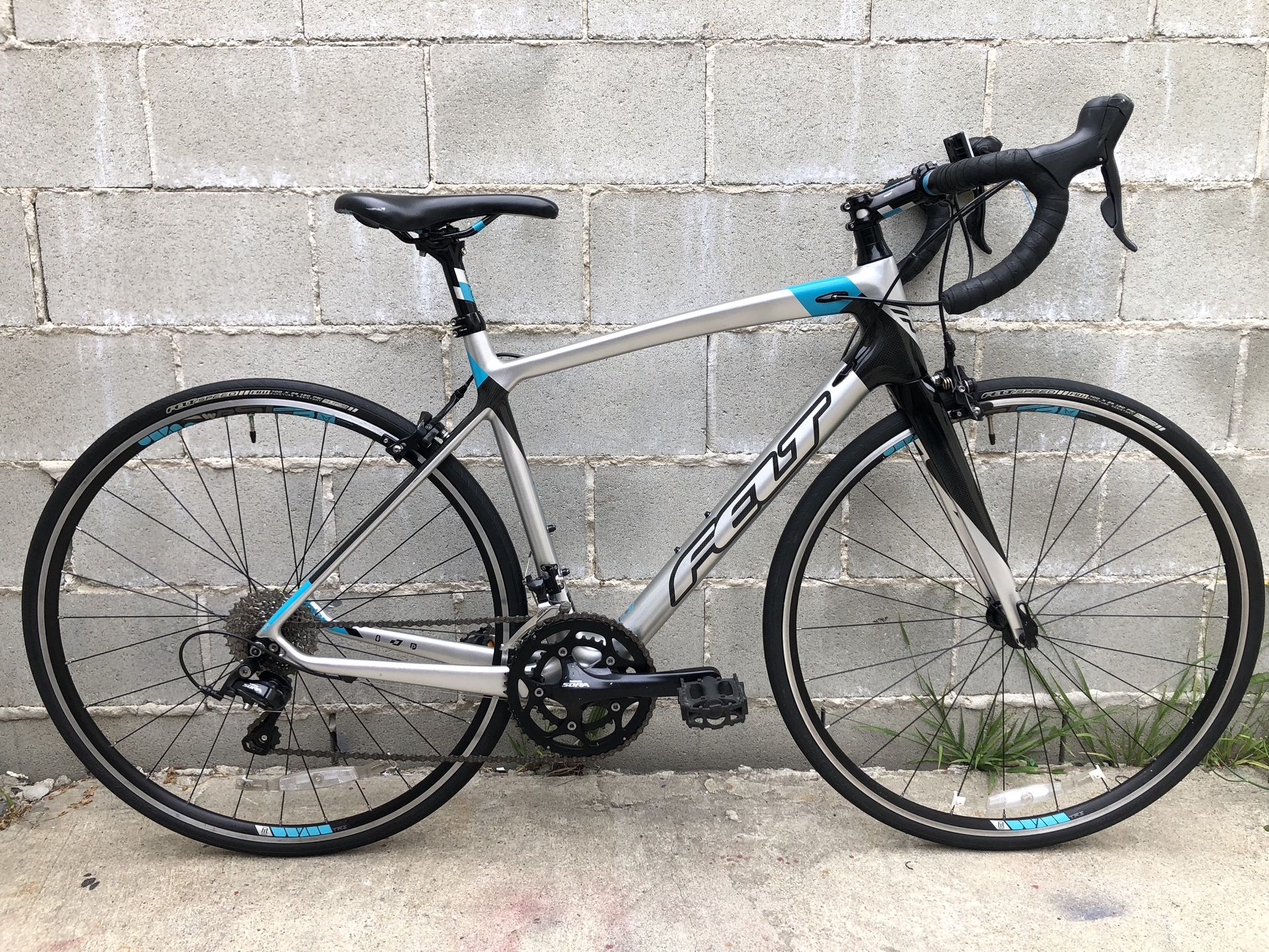 Felt ZW7 women’s carbon road bike in nice condition. Lightweight carbon frame and fun to ride. From what i research online its a size M. $580 firm