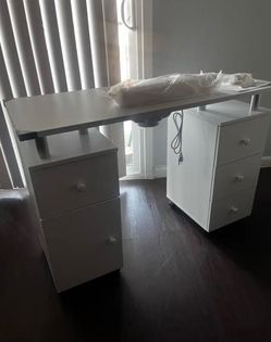 Mesa de manicure (nueva en su caja)