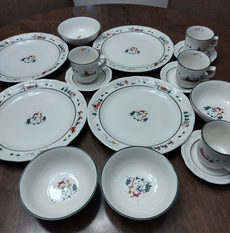 "Snow Village" Pfaltzgraff 16 Piece Dinnerware Set