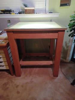 Stylish Oak Light Table with Brass Edges