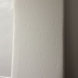 UNUSED 10 Inch Thick Memory Foam Matress