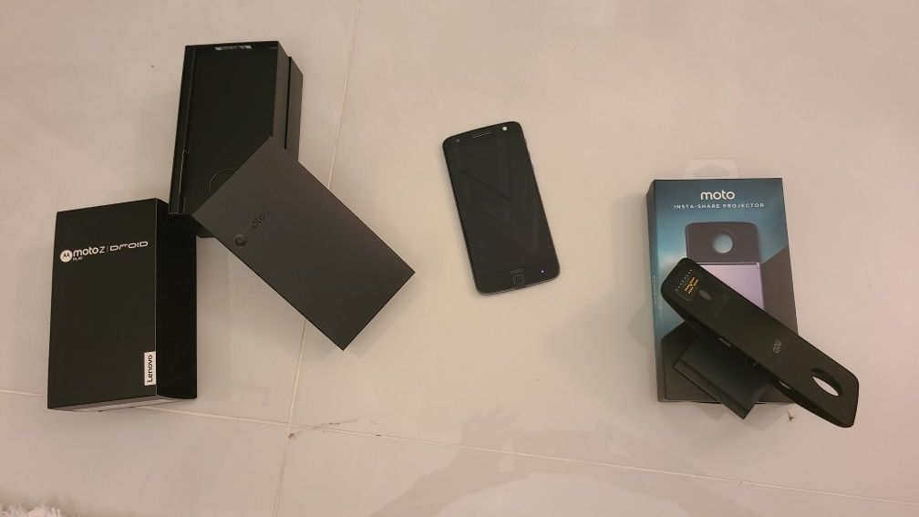 Moto Z Droid Cell And Moto Insta Share Projector In Excellent Condition