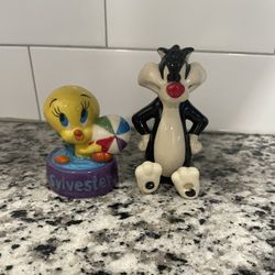 Tweety Bird and Sylvester Salt and Pepper Shaker Looney Tunes Magnetic 2012