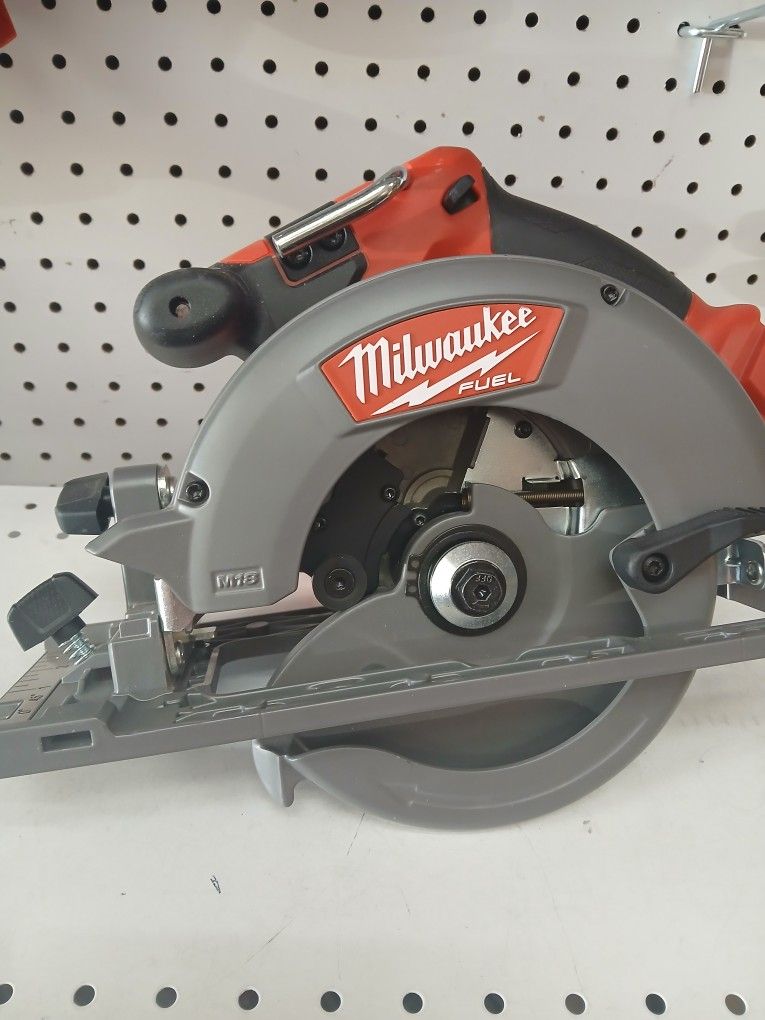 Milwaukee new 61/2" Circular Saw 18M Fuel Brushless ( no Battery) nuevo 