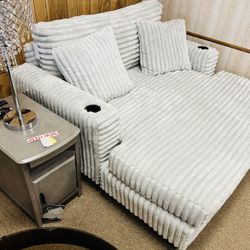 Cozy Nice Chaise Lounger!