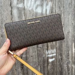 Michael Kors Jet Set Travel Wallet 