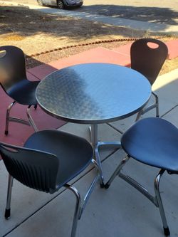 Table with 4 chairs (black)