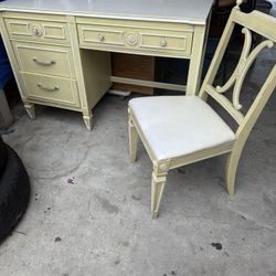 ( THOMASVILLE ) ANTIQUE DESK WITH CHAIR VERY GOOD CONDITION 
