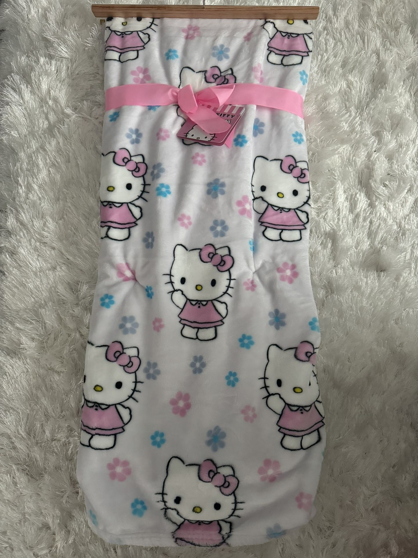 BRAND NEW: Hello Kitty Plush Blanket