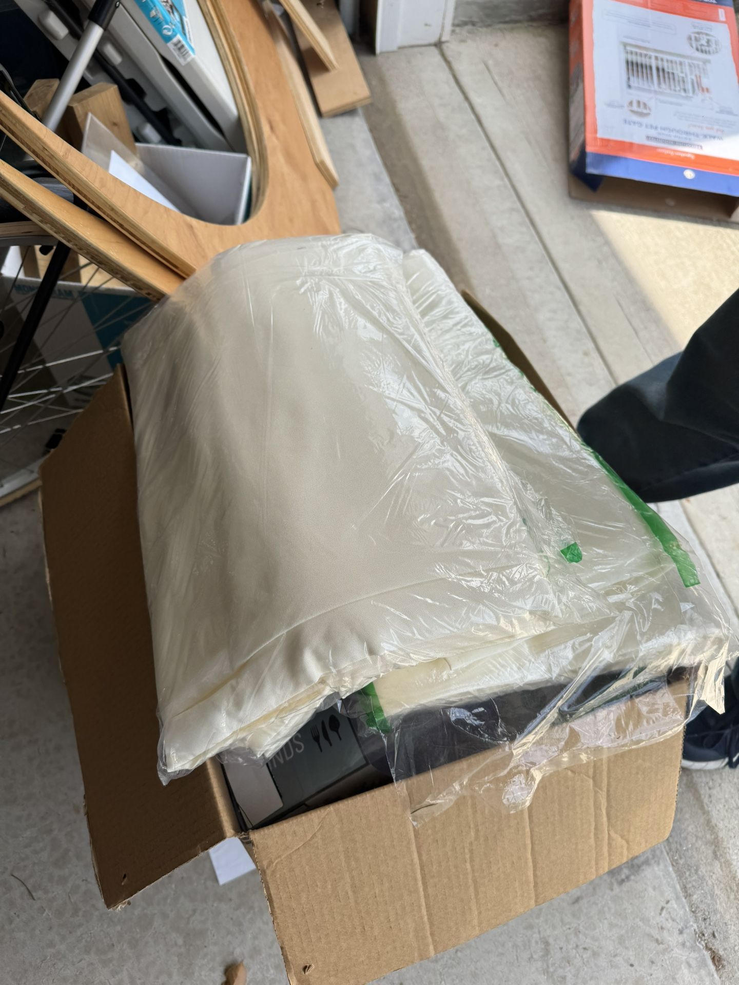 6’ Rectangle Polyester Ivory Tablecloths (20)