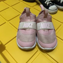 girls nikes size 6C 