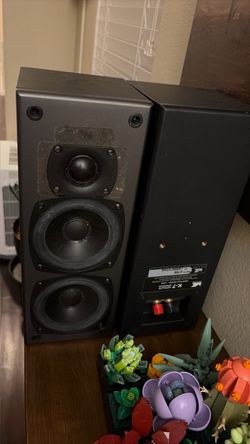 Miller and Kreisel K7 bookshelf speakers