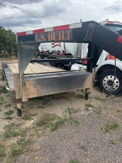 Gooseneck trailer flatbed