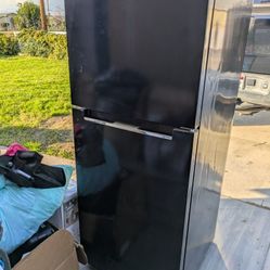 MAGIC CHEF  MODEL 1000BE TOP FREEZER/REFRIDGERATOR