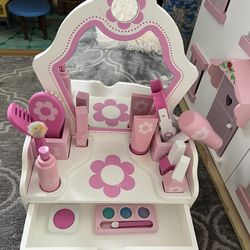 Melissa & Doug Beauty Salon Play Set