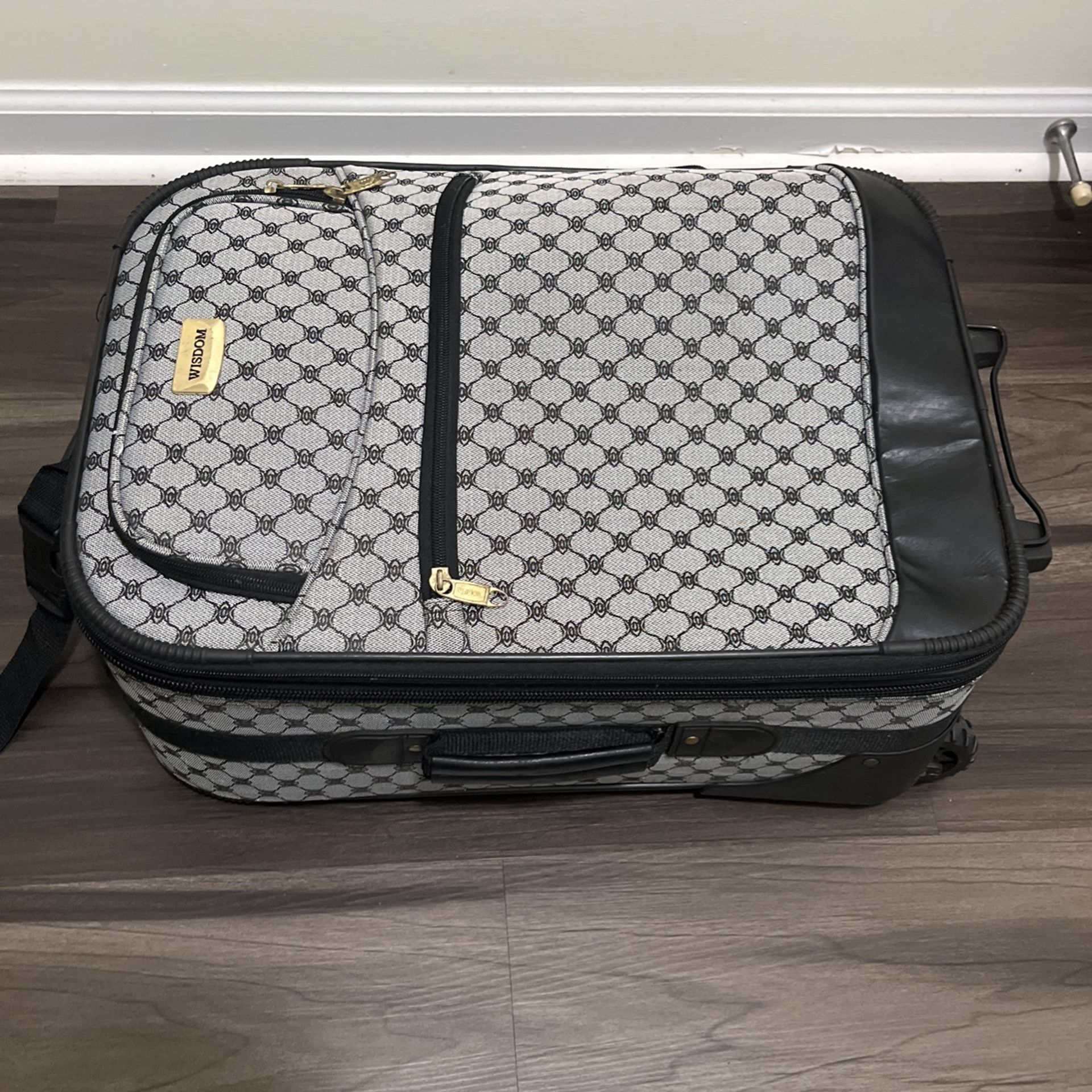 Carry-on Size , 21.6 Inches , Like New