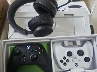 Xbox S Series Bundle, 2 Controllers, One Headset, Xbox