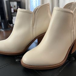 Booties women’s size 6 new