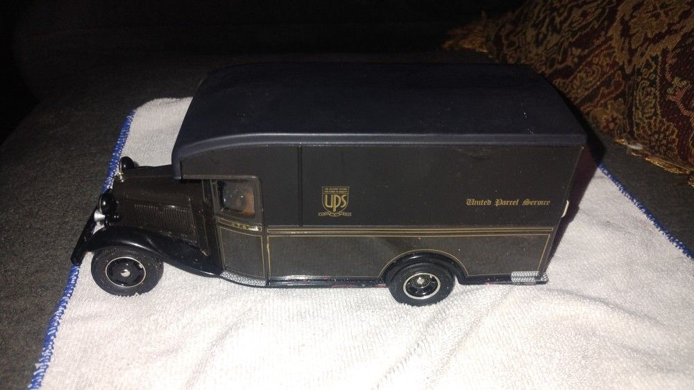 Ups Delivery Truck 1:28  Die Cast Metal 