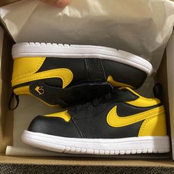 Black And Yellow Nike