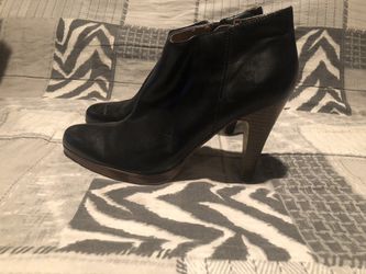 FIONI BLACK ANKLE BOOTS-size 8