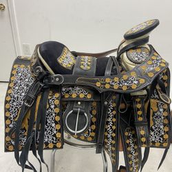Montura Charra Super Bordada Con Cantinas Cuadradas