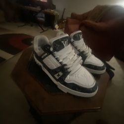 Lv Traners size 10.5