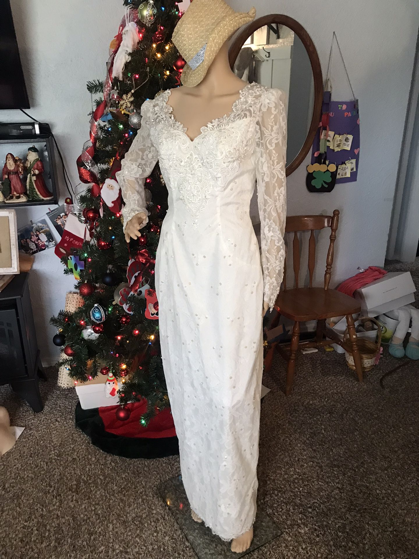 Beautiful Wedding Dress Size Small 58” Tall