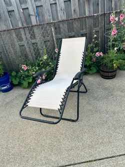 Zero gravity lounge chair