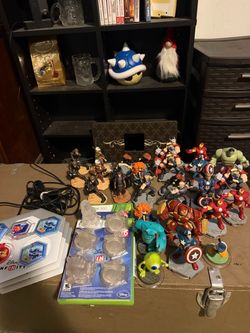 Disney Infinity Figures, Base Plates & Xbox 360 Game Lot